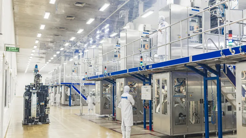 Hệ thống 14 nhà máy sản xuất hiện đại trong nước và 2 nhà máy tại nước ngoài giúp đảm bảo năng lực sản xuất và chất lượng sản phẩm