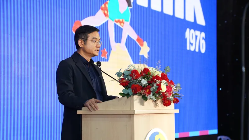 Ông Nguyễn Quang Trí, Giám đốc điều hành Marketing Vinamilk, chia sẻ đến các thí sinh Robotacon Wro 2024 về tinh thần sáng tạo. Ảnh: Vi Nam