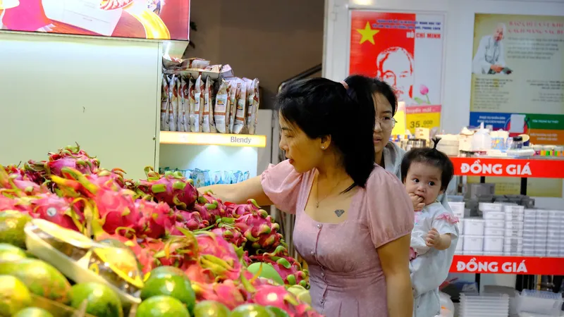 Tại siêu thị Co.opmart, hàng hóa thiết yếu dồi dào, giá ổn định