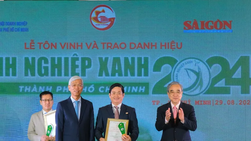 Phó Chủ tịch UBND TPHCM Võ Văn Hoan (trái) trao danh hiệu Doanh nghiệp xanh TPHCM năm 2024 cho ông Lâm Quốc Thanh, Tổng Giám đốc SATRA (giữa)