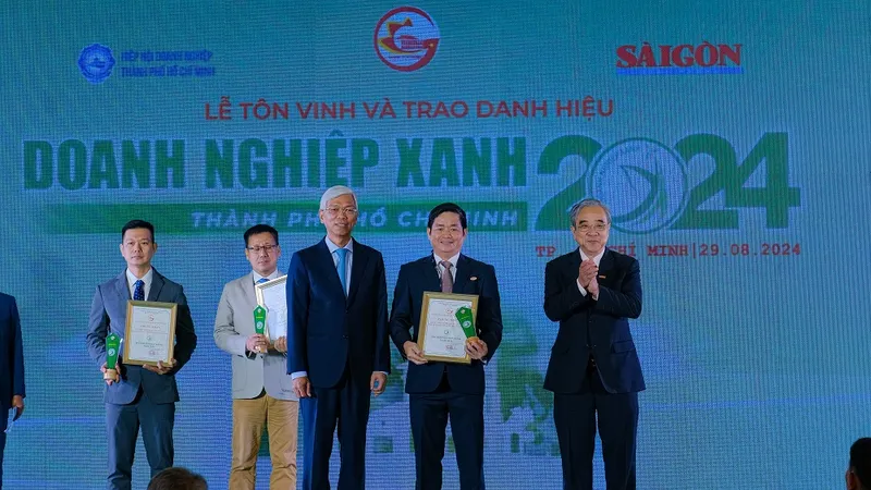 Ông Lâm Quốc Thanh, Tổng giám đốc SATRA (giữa) nhận danh hiệu "Doanh nghiệp xanh TPHCM" năm 2024