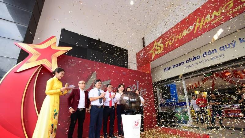 Các đại biểu thực hiện nghi thức khai mạc chương trình "Tháng tự hào hàng Việt"