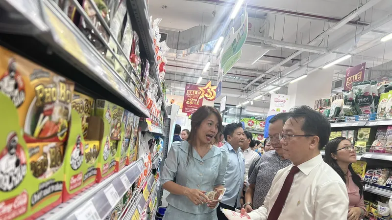 Ông Nguyễn Anh Đức, Tổng Giám đốc Saigon Co.op đang giới thiệu sản phẩm hàng Việt với người tiêu dùng tại siêu thị Co.opmart Phạm Thế Hiển, quận 8
