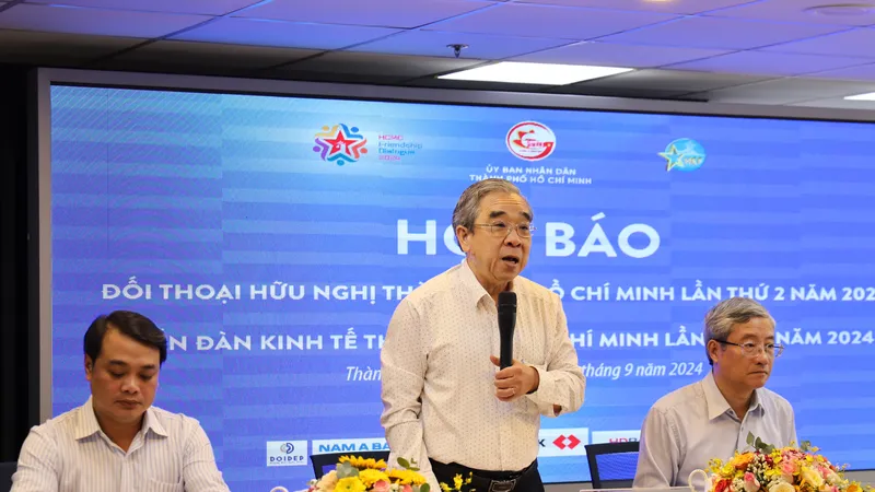 Ông Nguyễn Ngọc Hoà, Chủ tịch Hiệp hội Doanh nghiệp TPHCM giới thiệu nộI dung Diễn đàn kinh tế TPHCM năm 2024