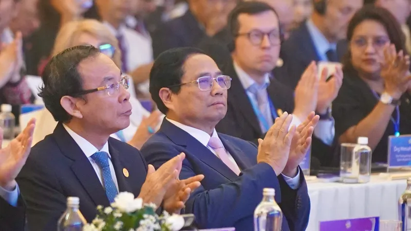 Đồng chí Phạm Minh Chính, Uỷ viên Bộ Chính trị, Thủ tướng Chính phủ tham dự khai mạc diễn đàn. Ảnh: HOÀNG HÙNG