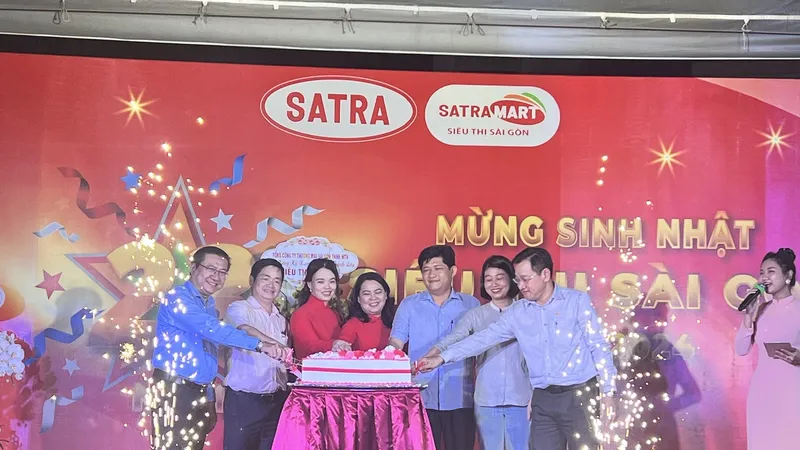 Lãnh đạo SATRA thực hiện nghi thức chúc mừng sinh nhật siêu thị Sài Gòn tròn 23 tuổi