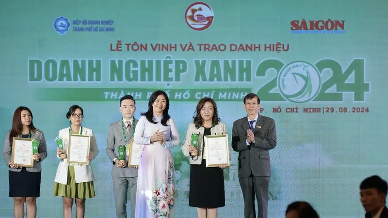 Bà Nhan Húc Quân, Tổng giám đốc Công ty TNHH Bao Bì Giấy Nhôm New Toyo nhận chứng nhận Danh hiệu Doanh nghiệp xanh do UBND TPHCM trao tặng