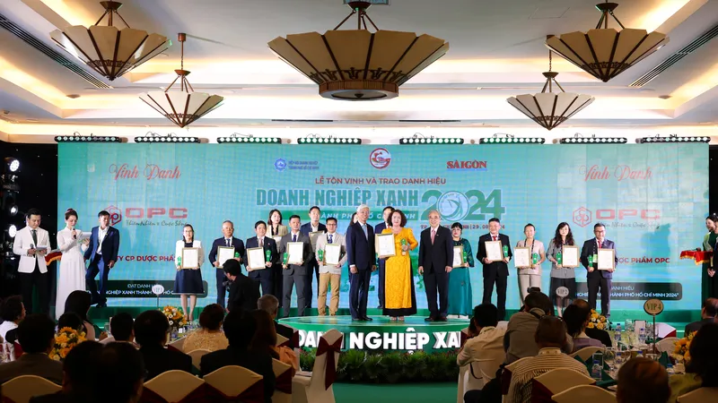 Bà Phạm Thị Xuân Hương, Tổng giám đốc Công ty Cổ phần Dược phẩm OPC (giữa) nhận danh hiệu Doanh nghiệp xanh năm 2024 do UBND TPHCM trao tặng