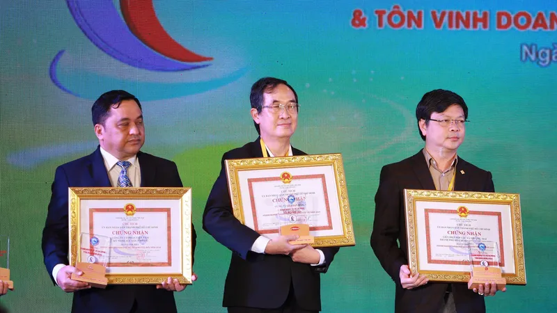 Ông Phạm Trung Kiên, Phó tổng giám đốc Saigon Co.op (bên trái) nhận danh hiệu Doanh nghiệp, doanh nhân tiêu biểu năm 2024