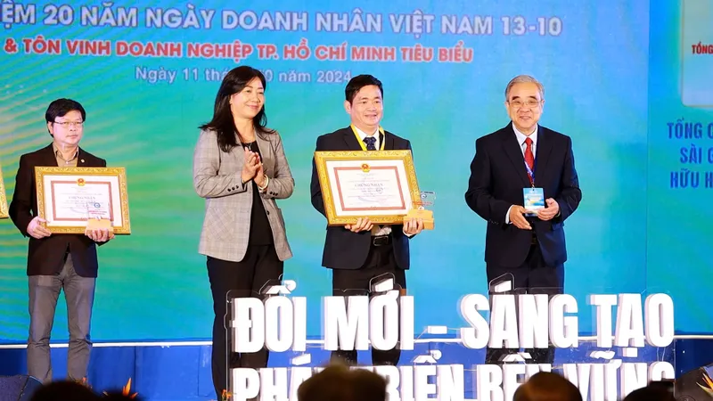 Ông Lâm Quốc Thanh, Tổng Giám đốc SATRA nhận chứng nhận Doanh nghiệp, Doanh nhân tiêu biểu TPHCM năm 2024. Ảnh: HOÀNG HÙNG