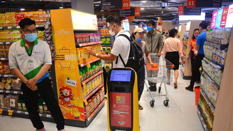 Tại khu tự chọn, khách hàng mua sắm đã được phục vụ bởi robot AI với tên gọi thân mật là Xtrabot