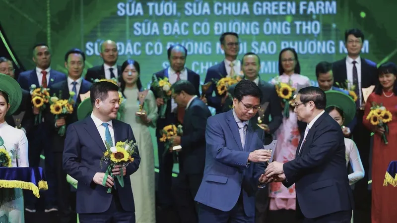 Ông Lê Hoàng Minh, Giám đốc Điều hành Sản xuất, đại diện Vinamilk đón nhận cúp Thương Hiệu Quốc Gia.