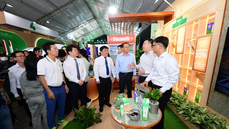 Ông Đỗ Thanh Tuấn, Giám đốc Đối ngoại Vinamilk (thứ hai từ phải sang) giới thiệu với đại biểu về các kế hoạch tiến đến Net Zero của Vinamilk vào năm 2050