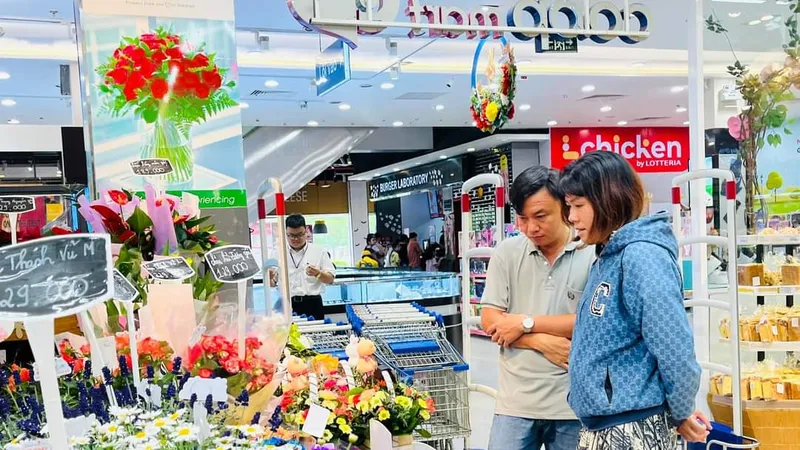 Nhiều phụ huynh đang chọn quà tặng thầy cô giáo nhân Ngày Nhà giáo Việt Nam 20-11