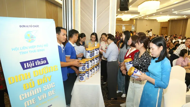 Các đại biểu tham dự hội thảo tìm hiểu, nâng cao kiến thức về chăm sóc dinh dưỡng cho bà mẹ và trẻ em