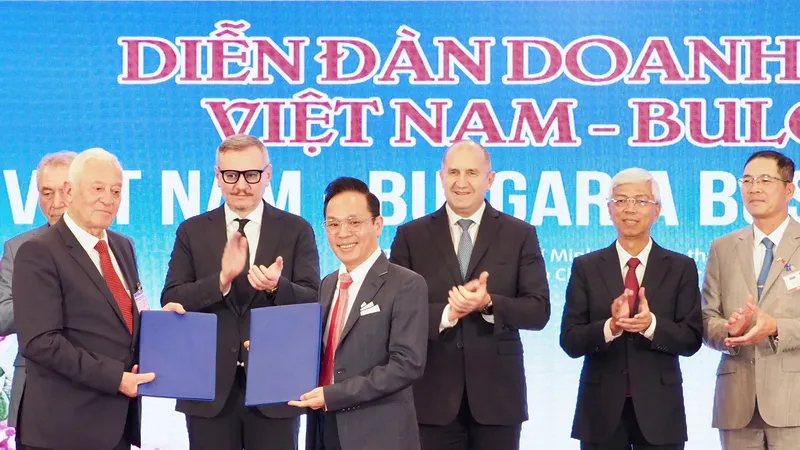 Đại diện đoàn doanh nghiệp Bulgaria và TPHCM trao biên bản ghi nhớ hợp tác. Ảnh: HOÀNG HÙNG