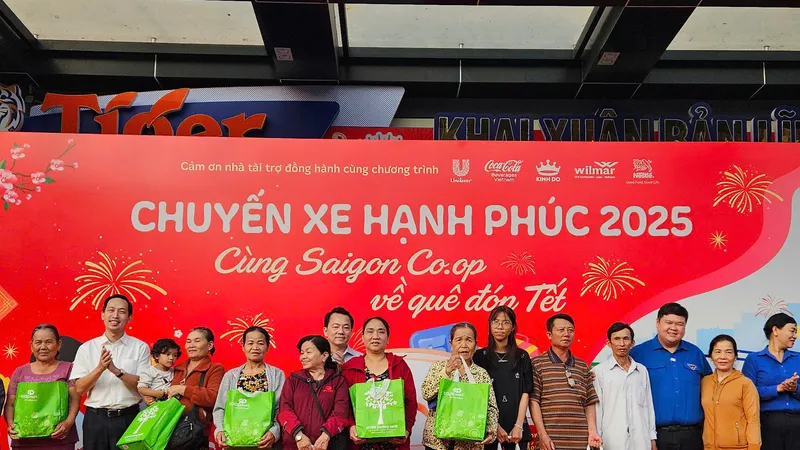 Hơn 900 người dân được lãnh đạo Saigon Co.op tặng qùa tết trước khi khởi hành về quê. 