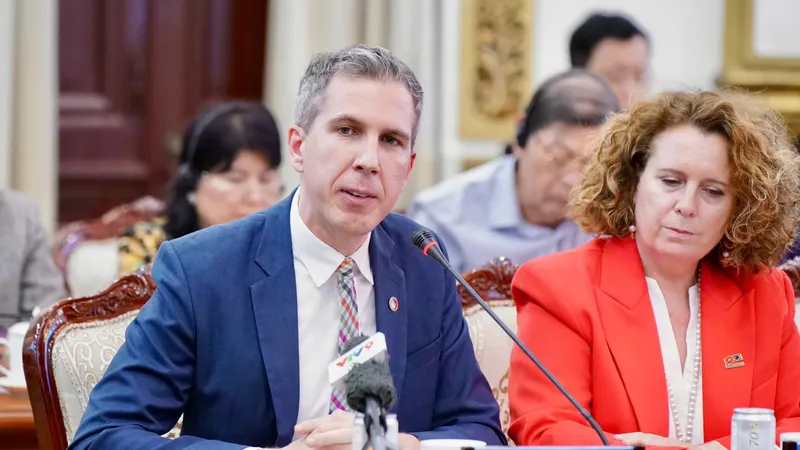 Ông Travis Mitchell Giám đốc điều hành AmCham tại Việt Nam chia sẻ những băn khoăn của doanh nghiệp Hoa Kỳ. Ảnh: HOÀNG HÙNG