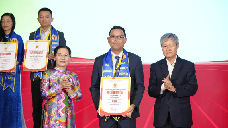 Ông Asada Boonsrirat, Phó Tổng Giám đốc Công ty Cổ phần Nhựa Bình Minh (BMP) nhận danh hiệu hàng Việt Nam