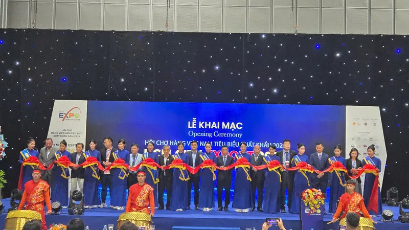 Các đại biểu cắt băng khai mạc hội chợ Hàng Việt Nam tiêu biểu xuất khẩu năm 2025.