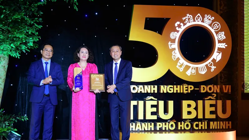 Bà Phạm Thị Xuân Hương, Tổng Giám đốc Công ty Cổ phần Dược phẩm OPC, nhận thương hiệu tiêu biểu 