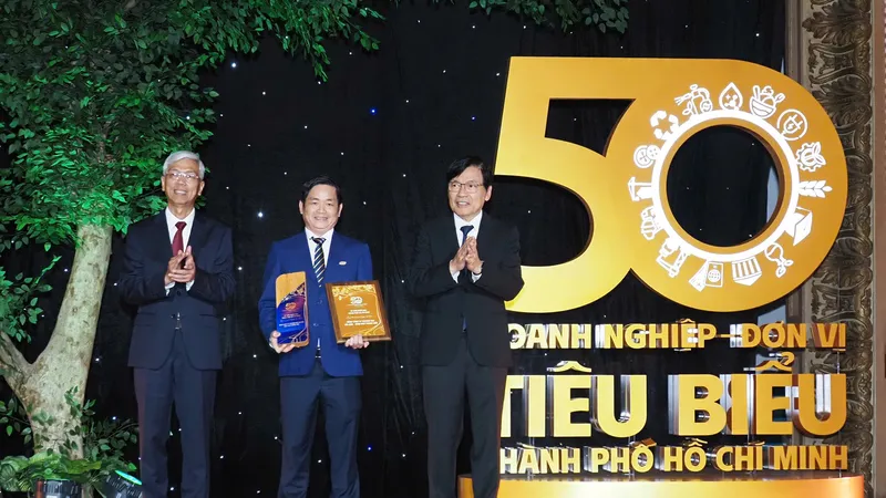 Ông Lâm Quốc Thanh, Tổng giám đốc SATRA nhận danh hiệu doanh nghiệp tiêu biểu do UBND TPHCM công nhận