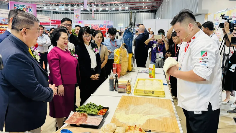 Các đại biểu tham quan gian hàng doanh nghiệp trưng bày tại Triển lãm Quốc tế ngành lương thực, thực phẩm TPHCM lần thứ 4 - năm 2025 (HCMC FOODEX 2025)