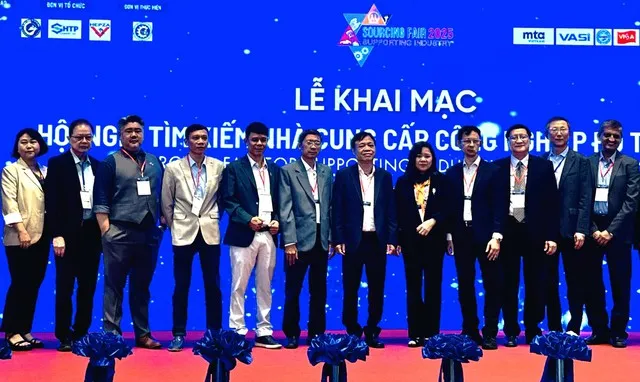 Các đại biểu thực hiện nghi thức khai mạc Hội nghị tìm kiếm nhà cung cấp công nghiệp hỗ trợ năm 2025 (SFS 2025)