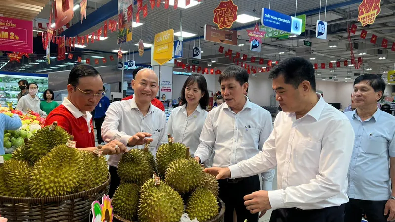 Các đại biểu tham quan gian hàng trưng bày sản phẩm nông sản Việt Nam