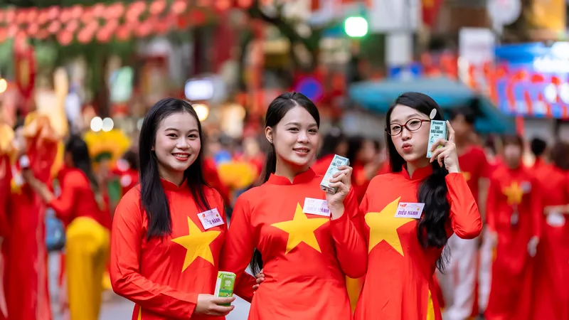 Các bạn trẻ chia sẻ, rất ấn tượng với mẫu mã bao bì của các sản phẩm dinh dưỡng Vinamilk. Các bạn cảm thấy rất vui và tự hào khi hôm nay được “diễu hành” cùng thương hiệu sữa quốc dân trong ngày vui toàn dân. Ảnh: VI NAM