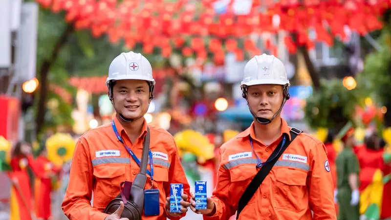 Những thanh niên khỏe mạnh của ngành điện lực cũng cần tiếp thêm dinh dưỡng để đảm bảo sức khỏe suốt thời gian thực hiện nhiệm vụ tại đại lễ. Ảnh: VI NAM
