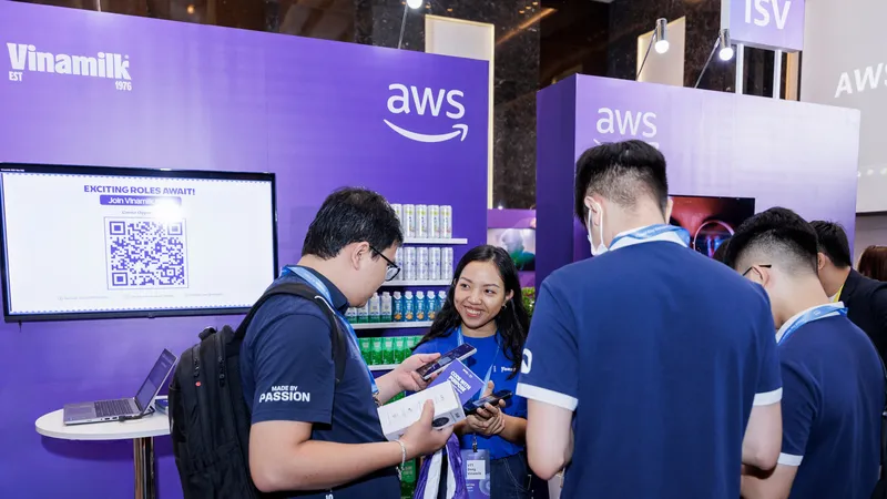 Gian hàng Vinamilk thu hút sự quan tâm của nhiều khách tham dự tại sự kiện AWS Cloud Day Việt Nam 2025