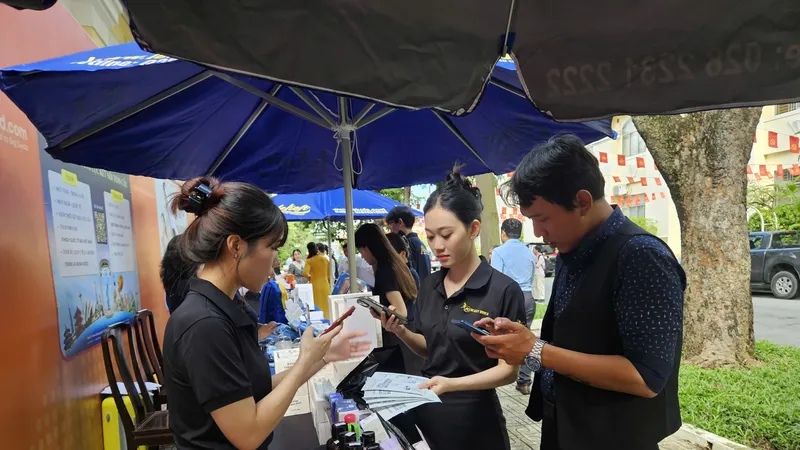 Nhiều doanh nghiệp và khách tham dự chương trình tìm hiểu giải pháp kết nối giao thương qua nền tảng trực tuyến. Ảnh: MINH XUÂN