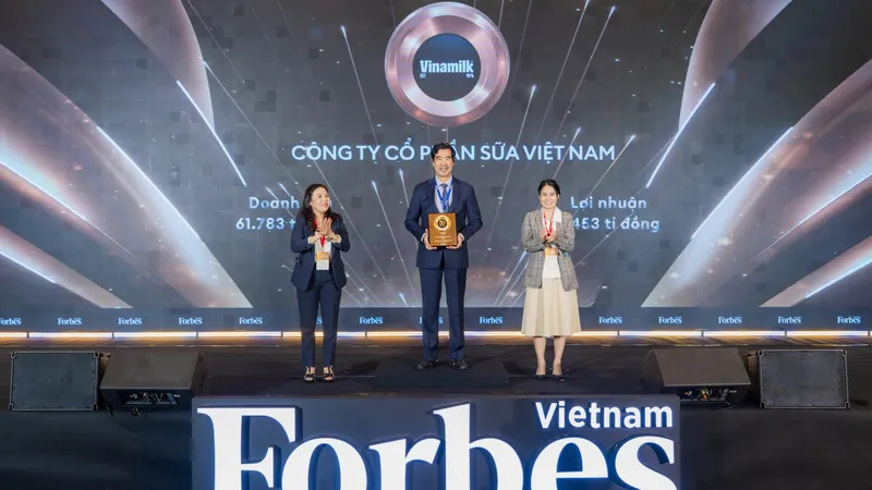 Ông Nguyễn Quốc Khánh, Giám đốc Điều hành Nghiên cứu và Phát triển Vinamilk nhận vinh danh Top 50 Công ty niêm yết tốt nhất Việt Nam - Ảnh: Forbes VN