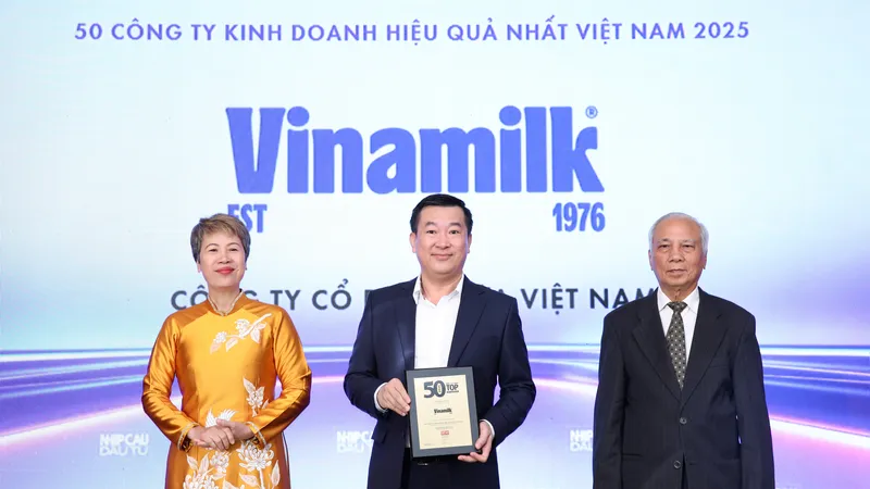 Ông Đỗ Thanh Tuấn, Giám đốc Đối ngoại Vinamilk nhận vinh danh Top 50 Công ty kinh doanh hiệu quả nhất Việt Nam 2025. Ảnh: NGUYỄN HOÀNG