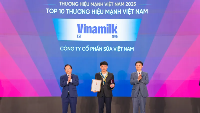 Ông Phạm Tuyên, Giám đốc Chi nhánh Vinamilk Hà Nội nhận vinh danh Top 10 Thương hiệu mạnh Việt Nam 2025