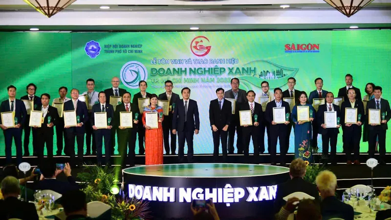 Nhiều doanh nghiệp đã được trao Giải thưởng Doanh nghiệp Xanh TPHCM năm 2024. Ảnh: HOÀNG HÙNG