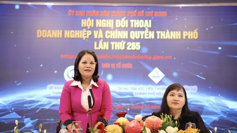 Bà Nguyễn Hoàng Bảo Trân, Phó Giám đốc Sở Khoa học và Công nghệ cùng các sở, ngành liên quan trực tiếp giải đáp cho doanh nghiệp