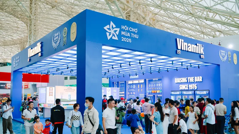 Gian hàng Vinamilk nổi bật, thu hút người tiêu dùng tại Hội chợ Mùa Thu 2025. Ảnh: VI NAM