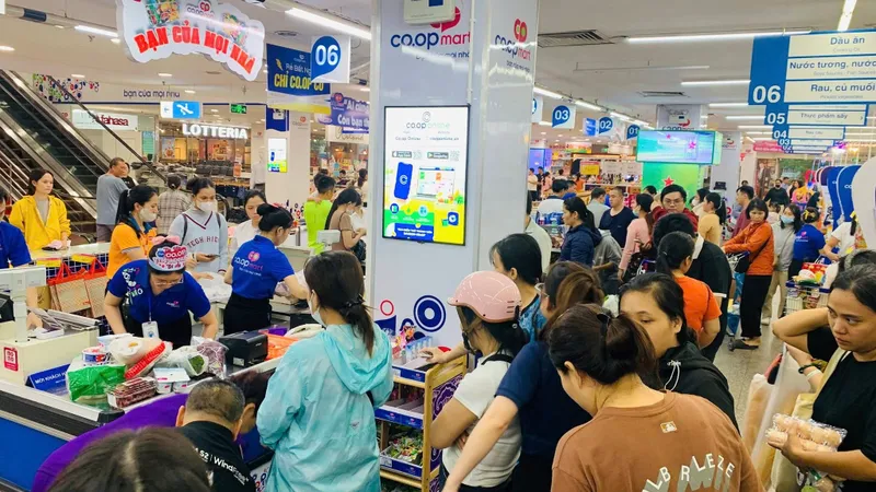 Co.opmart Huế huy động toàn bộ nhân sự túc trực 24/24 để đảm bảo quầy kệ luôn đầy hàng, giá ổn định, dịch vụ thông suốt