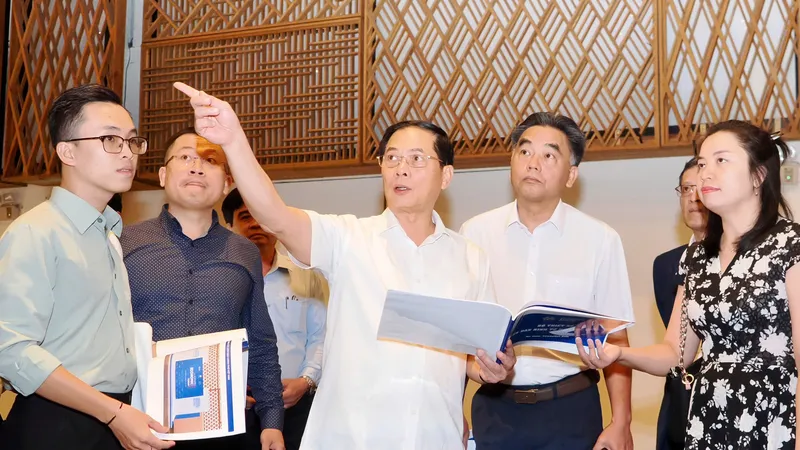 Phó Thủ tướng Bùi Thanh Sơn (giữa) kiểm tra công tác chuẩn bị tại Gem Central. Ảnh HOÀNG HÙNG