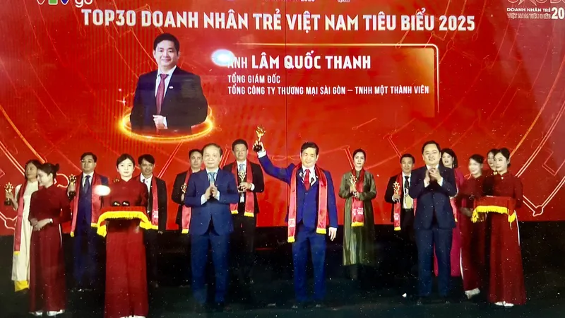 Ông Lâm Quốc Thanh, Tổng giám đốc Tổng công ty Thương mại Sài Gòn – TNHH MTV (SATRA) được vinh danh tốp 30 doanh nhân trẻ Việt Nam tiêu biểu 2025