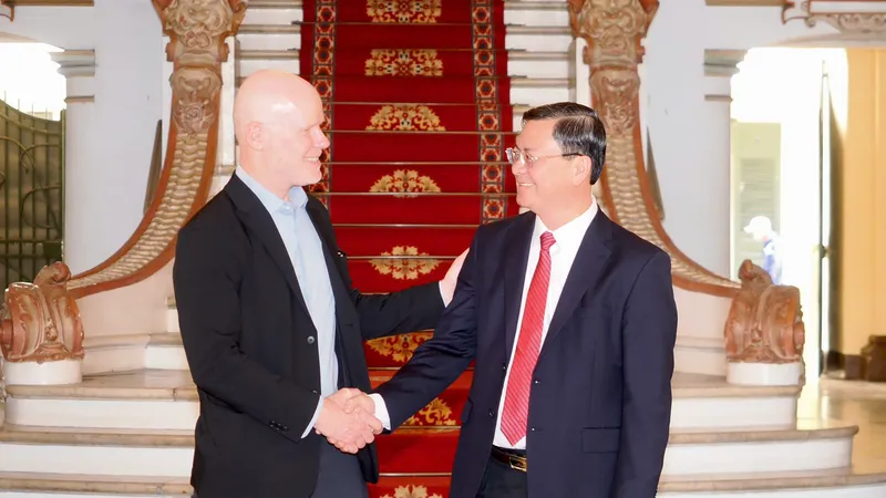 Phó Chủ tịch UBND TPHCM Nguyễn Công Vinh tiếp ông Daniel Theobald, Đồng sáng lập MassRobotics, Nhà sáng lập và Giám đốc Đổi mới Veena Robotics, Hoa Kỳ. Ảnh: HOÀNG HÙNG