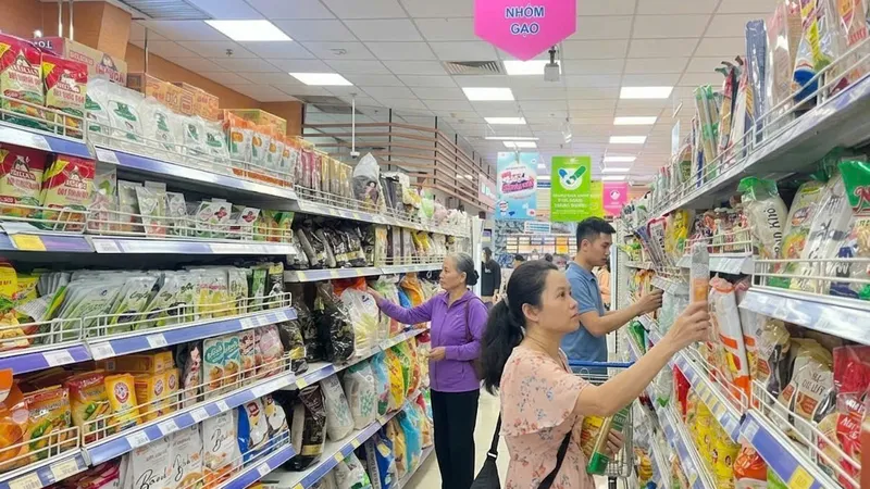 Saigon Co.op ưu tiên giữ giá ổn định cho các mặt hàng thiết yếu như gạo, dầu ăn, mì ăn liền, gia vị trong giai đoạn thị trường có nhiều biến động. Ảnh: MINH XUÂN