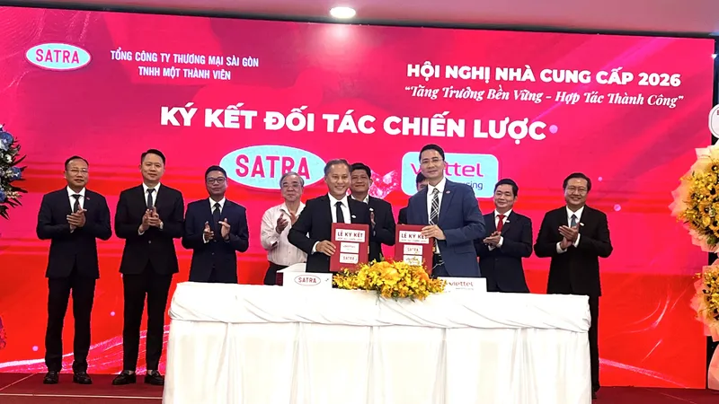 Lãnh đạo SATRA và Vông ty Cổ phần Bưu chính Viettel ký kết hợp tác chiến lược cung cấp giải pháp logistics cho SATRA và nhà cung ứng của SATRA. Ảnh MINH XUÂN