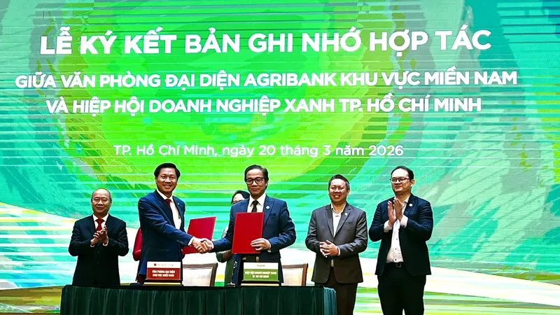 Đại diện Ngân hàng Nông nghiệp và Phát triển Nông thôn (Agribank) ký cam kết hỗ trợ vốn cho doanh nghiệp xanh trên địa bàn TPHCM. Ảnh: MINH XUÂN