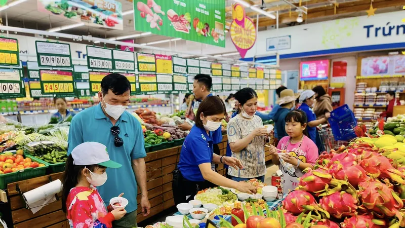 Hàng hóa tại các điểm bán của Saigon Co.op đa dạng và giảm giá mạnh. Ảnh: Minh Xuân