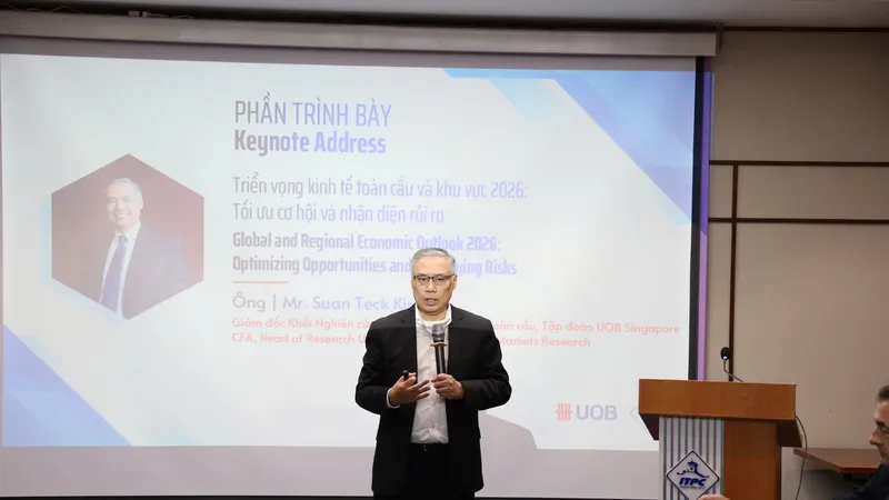 Ông Suan Teck Kin, Giám đốc Khối Nghiên cứu thị trường và kinh tế toàn cầu UOB chia sẻ thông tin tại chương trình. Ảnh: MINH XUÂN
