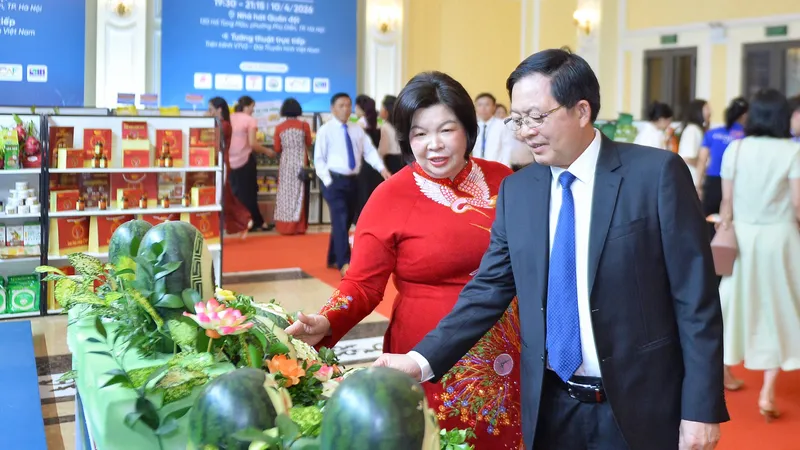 Phó Thủ tướng Hồ Quốc Dũng và Chủ tịch Liên minh Hợp tác xã Việt Nam Cao Xuân Thu Vân tham quan khu vực trưng bày nông sản của Saigon Co.op. Ảnh Hồng Châu