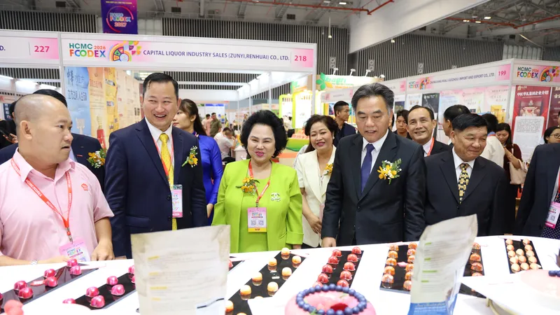 Phó Chủ tịch Thường trực UBND TPHCM Nguyễn Lộc Hà tham quan gian hàng trưng bày tại HCMC FOODEX 2026. Ảnh: MINH XUÂN